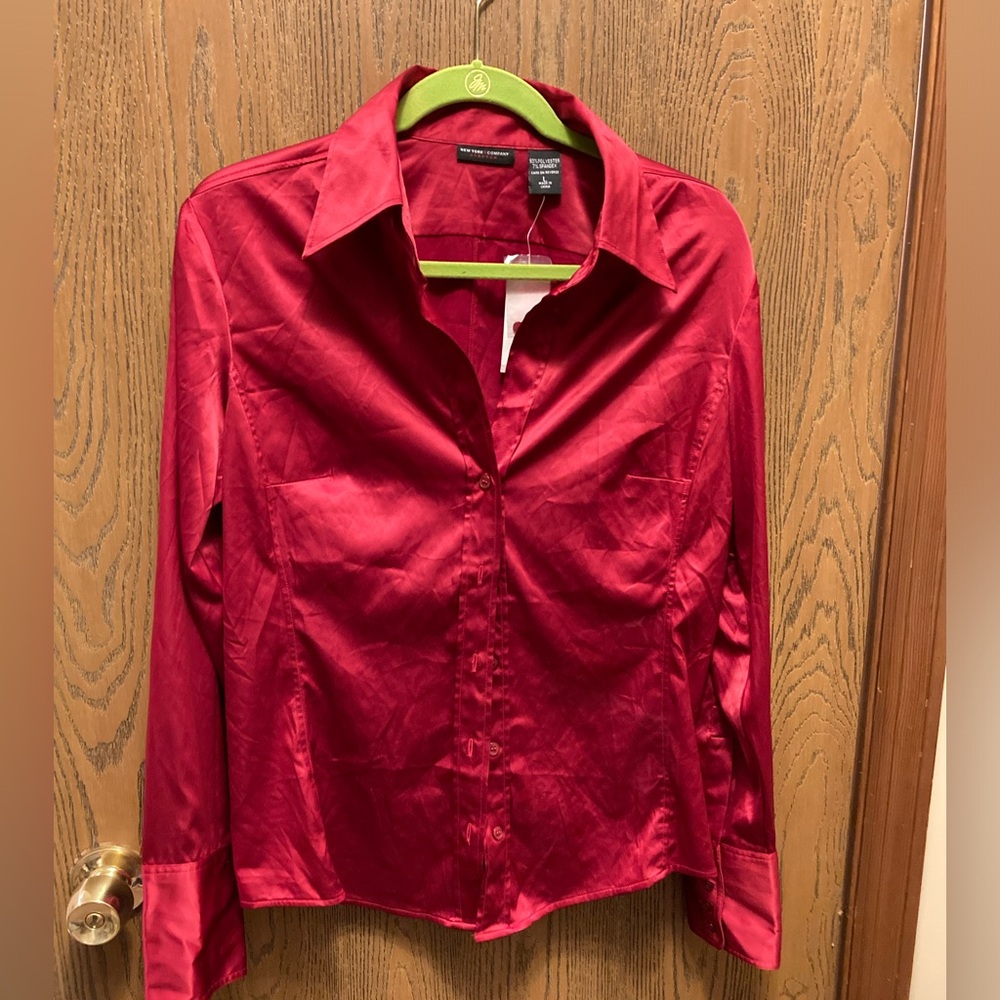 NWTs VINTAGE  New York and company red silk/satin collared dress shirt